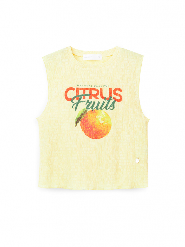 AIIZ เสื้อแขนกุดผู้หญิงผ้าย่นพิมพ์ลายกราฟิก